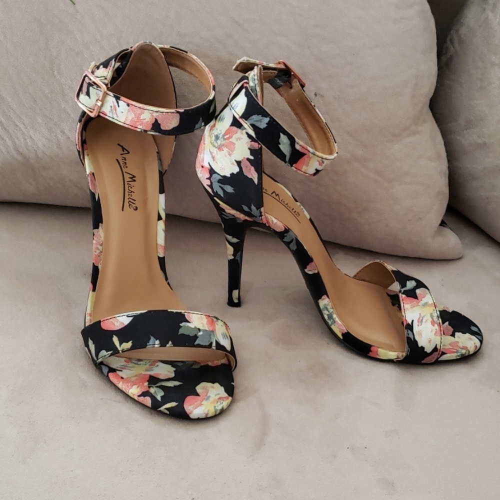 Strappy black and floral 👠